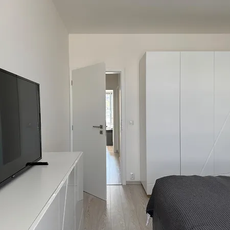 2 Bed Sleeps 6 - Free Parking - Pets Apartment Prague