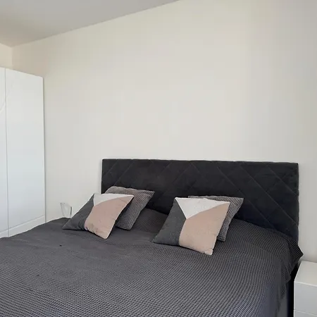 2 Bed Sleeps 6 - Free Parking - Pets Apartment Prague